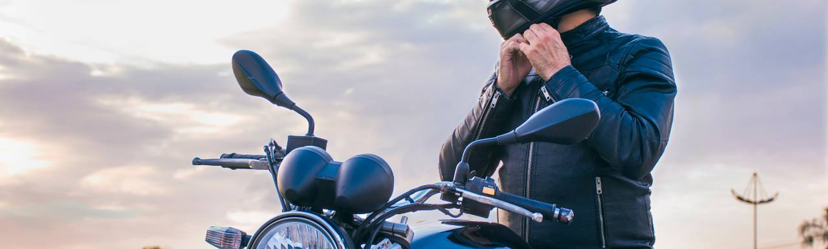 Muž na motorce v helmě