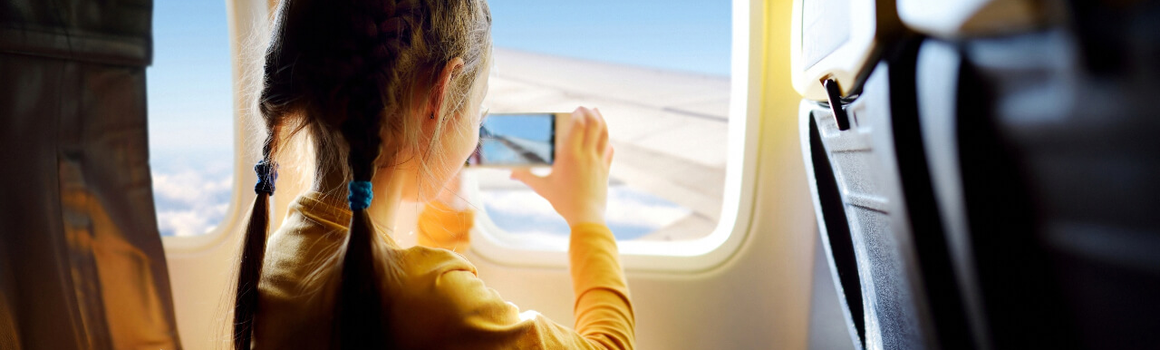 Malá holčička fotí výhled z letadla