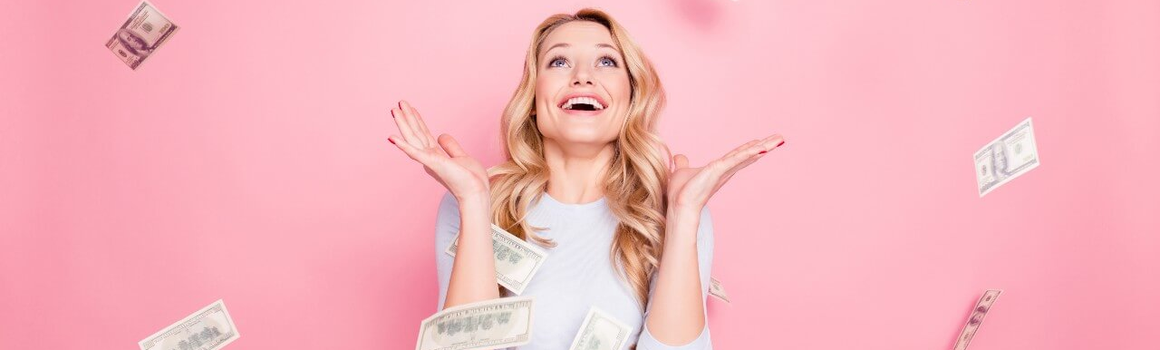 Vrácení úroků z hypotéky - šťastná žena, kolem které lítají peníze