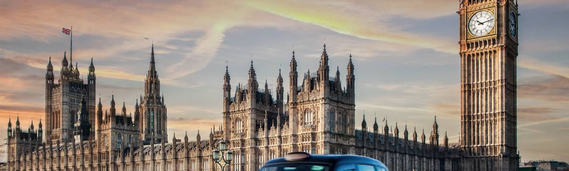 Auto u parlamentu v Londýně