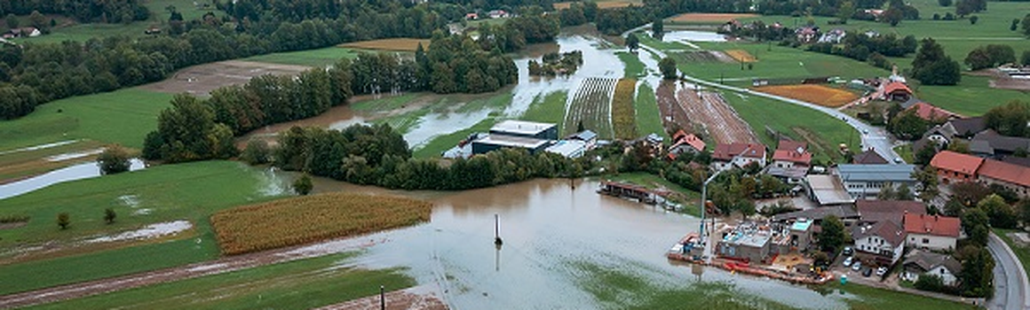 pohľad na zatopené budovy