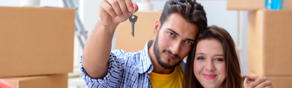 Muž a žena drží klíč od nového bytu