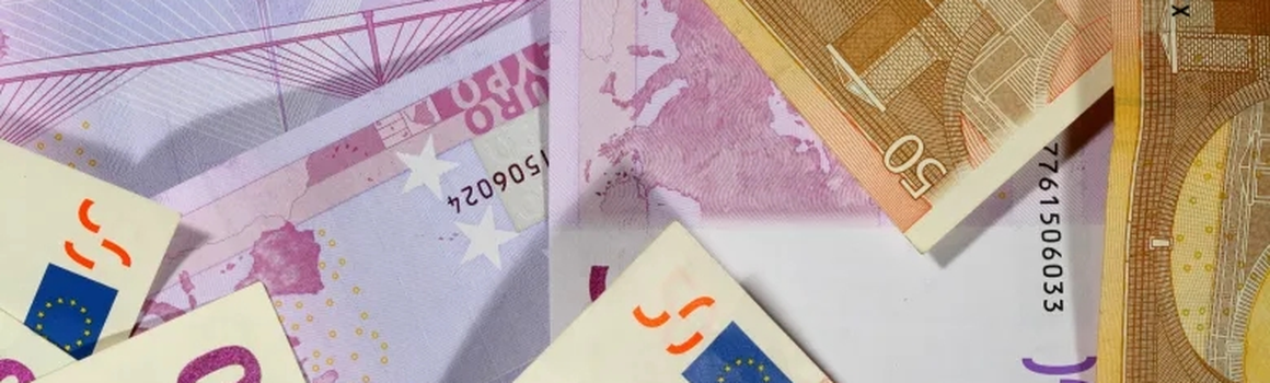 Kôpka eurových bankoviek