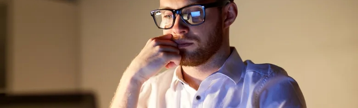 Muž v okuliaroch za PC