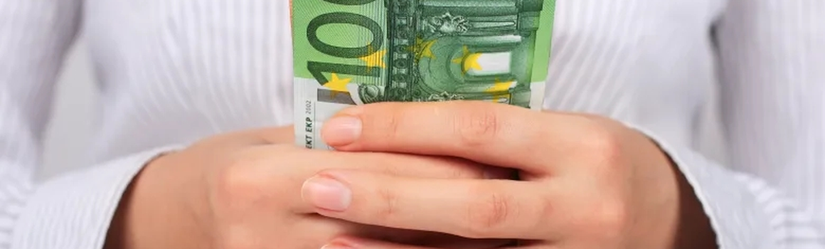 100 eurovka v rukách ženy