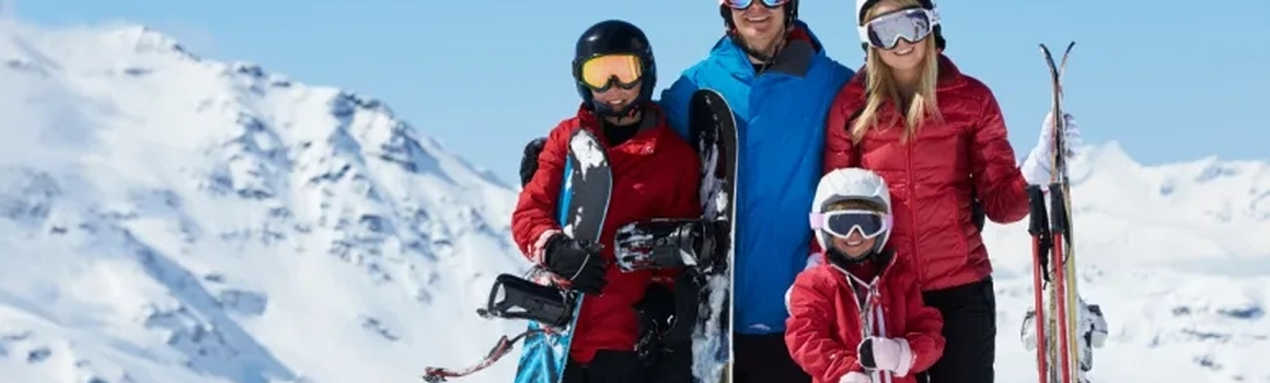 Štvorčlenná rodiny na lyžiach