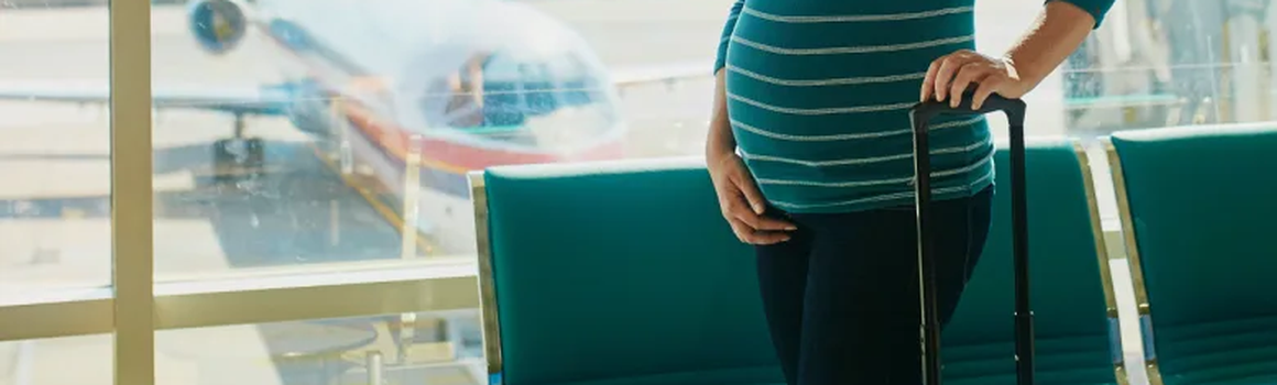 tehotná žena na letisku