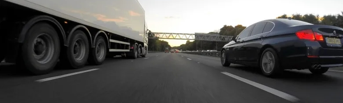 Auto a kamión na diaľnici