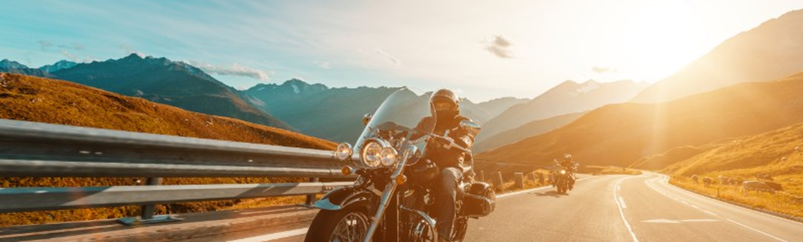 motorkář v Alpách