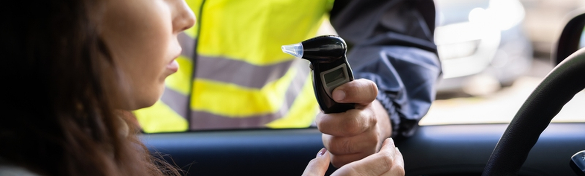 Policejní kontrola - dechová zkouška s alkohol tester