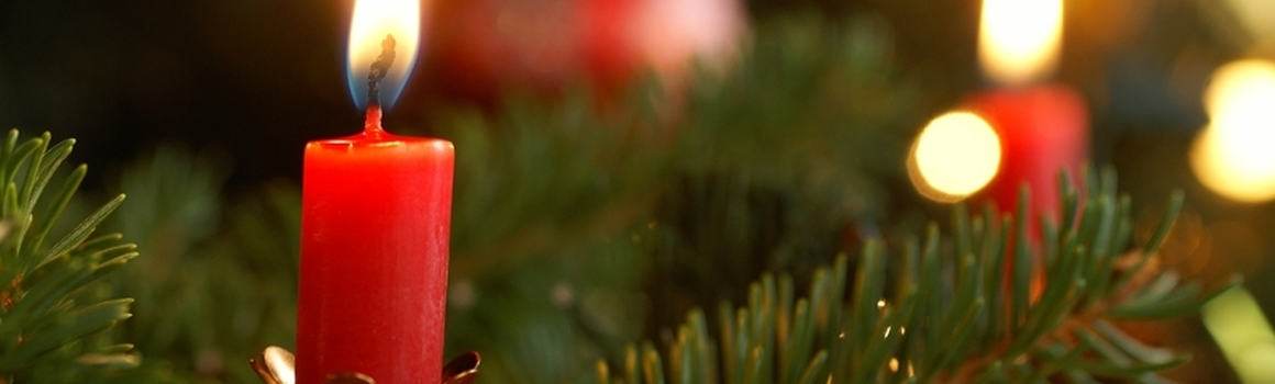 Hořící svíčka na vánočním stromku