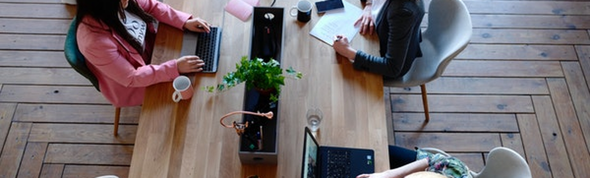 študentky v coworkingovom centre