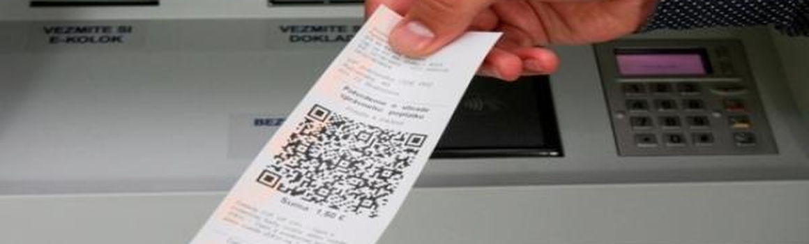 mužská ruka drží doklad o zaplatení kolku