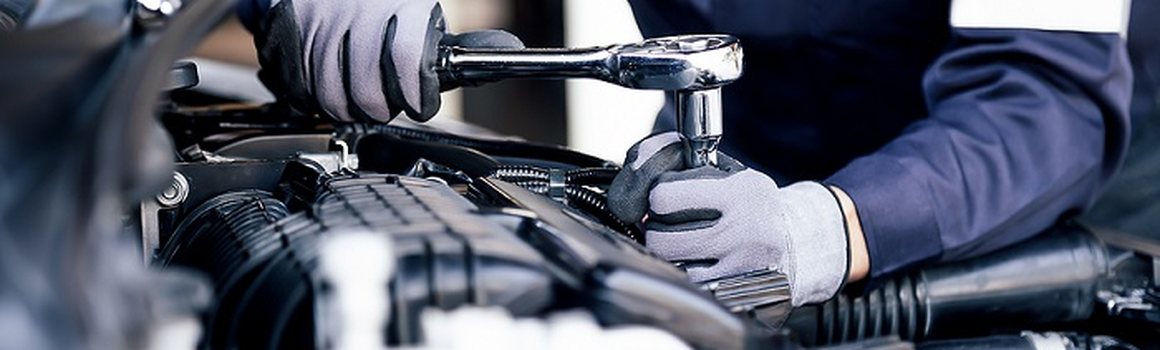 detail otvorenej kapoty a automechanika