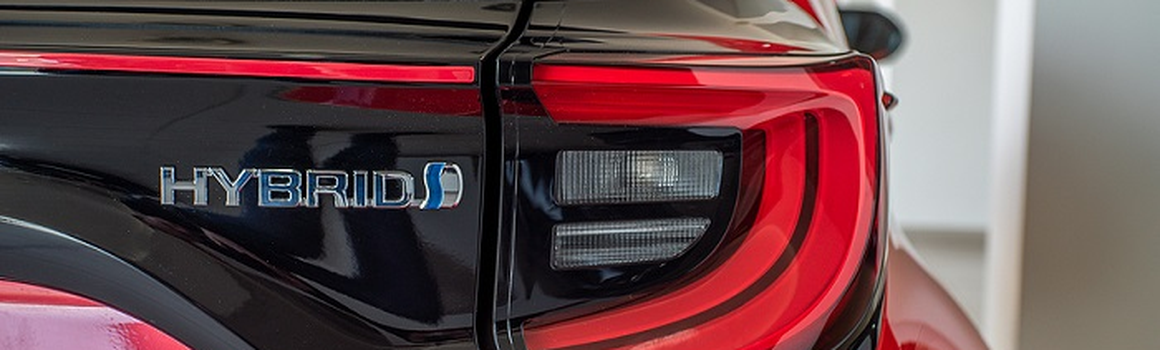 detail na nápis hybrid na červenom vozidle
