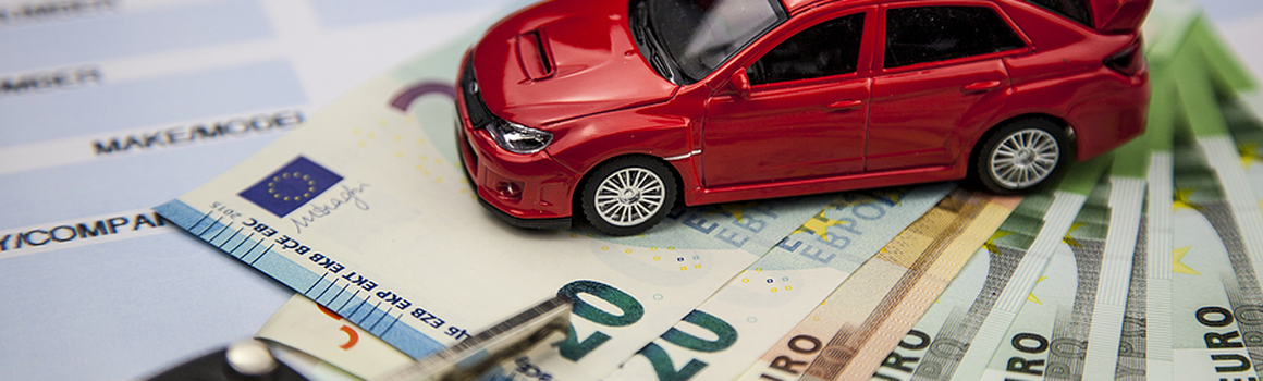 červené autíčko, kľúče od auta, euro bankovky