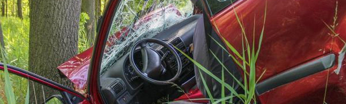 havarované auto do stromu