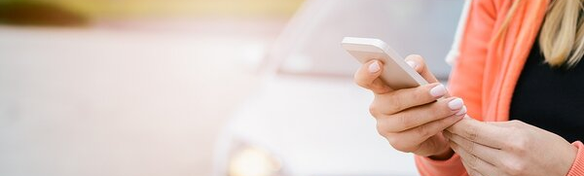 žena drží v ruke mobilný telefón