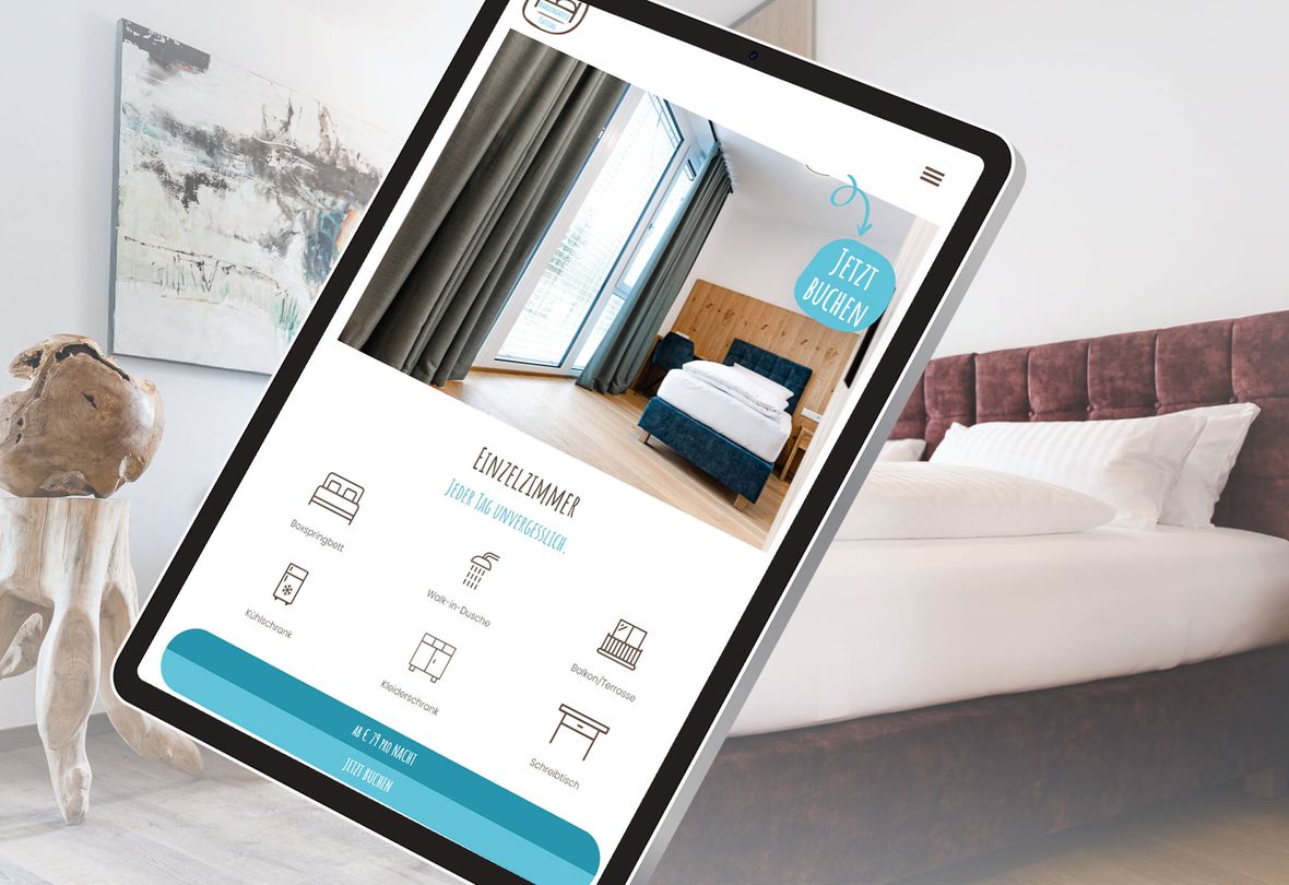 Tablet mit offener Webseite des Boardinghouse Plattling mit Impressionen eines Zimmers im Hintergrund