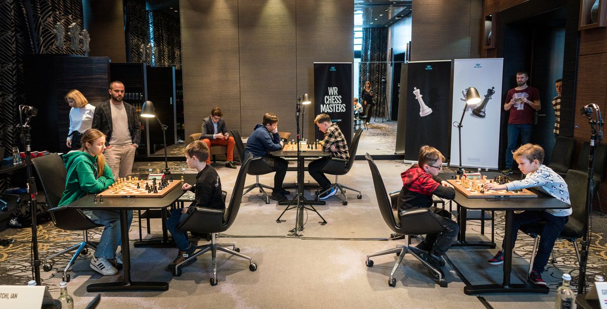 Kinder und Jugendliche aus geflüchteten ukrainischen Familien besetzten am Sonntag den Turniersaal, bevor die Supergroßmeister zur vierten Runde des WR Chess Masters antraten. | Foto: Lennart Ootes
