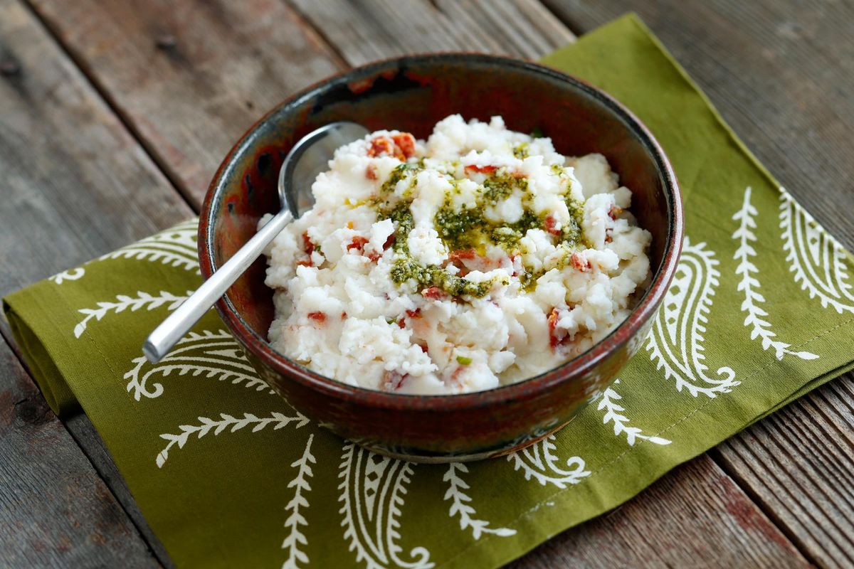Tomate al pesto y puré de papas – Featured