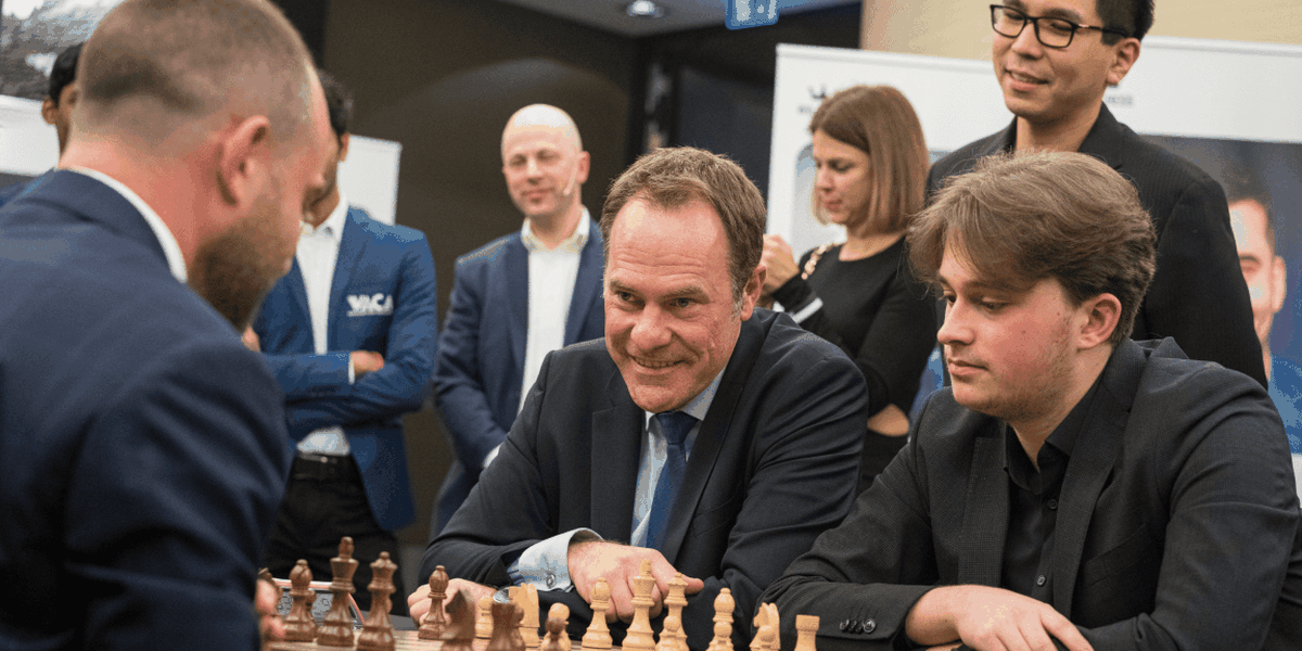 Wadim Rosenstein am Brett mit Dr. Stephan Keller, Oberbürgermeister von Düsseldorf und Schirmherr des ersten WR Chess Masters 2023, sowie Vincent Keymer, Deutschlands bester und hoffnungsvollster Schachspieler seit Jahrzehnten. Keller überreichte Rosenstein bei der Abschlussfeier einen Ehrenteller der Stadt dafür, dass er ein Weltklasseturnier nach Düsseldorf geholt hat.