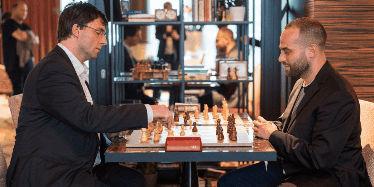 Wadim Rosenstein mit Dr. Marcus Optendrenk, Finanzminister des Landes Nordrhein-Westfalen. | Foto: Lennart Ootes/WR Chess