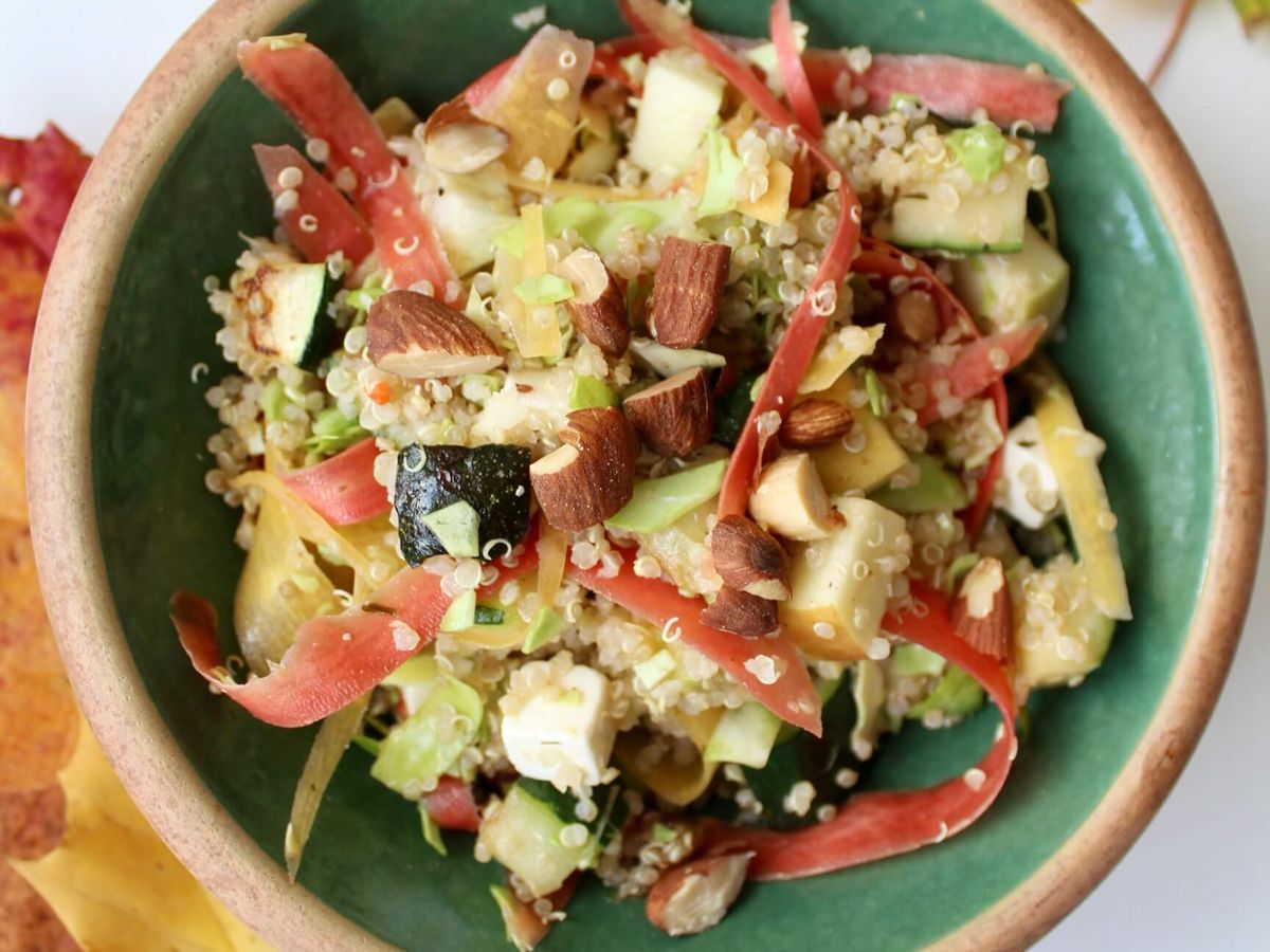 Quinoasalat med spidskål, salatost og squash