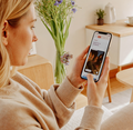 Apresi with a woman looking at her phone on the Apresi website
