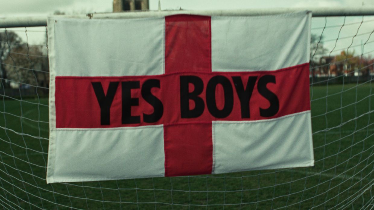 EE Yes Boys, campagne Saatchi & Saatchi Digitas et WPP Media, drapeau anglais avec le slogan Yes Boys au centre, dispositif anti-manosphère pour la Coupe du Monde 2026, mai 2026