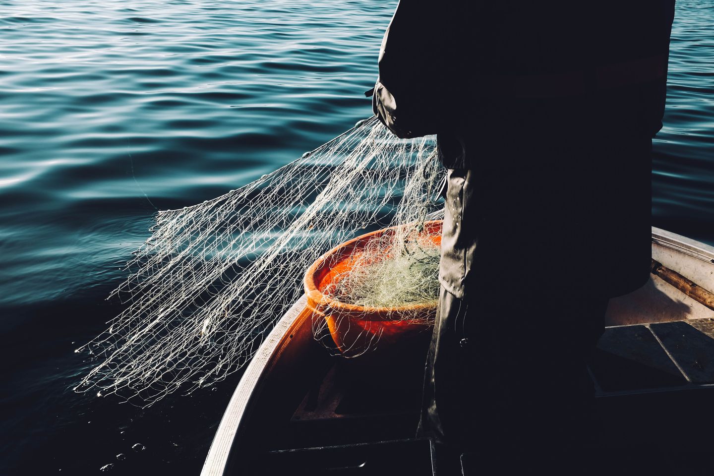 Resuelve el problema: lámparas fabricadas con redes de pesca recicladas