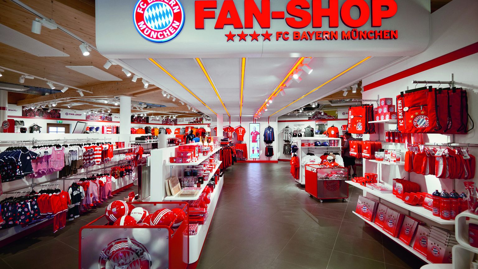 Fan Merchandise For The Soccer FC Bayern München Munich In A Shop Window Editorial Image Image Of League, Nchen: 191432035 | icbritanico.edu.ar