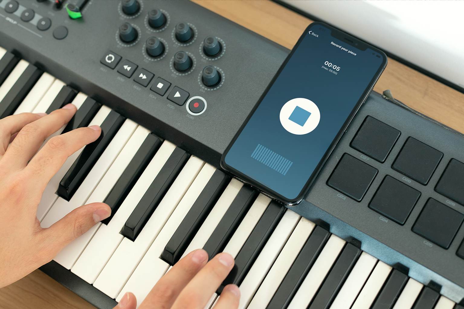 Eine Person spielt Klavier und nimmt das Gespielte gleichzeitig mit der piano2note app auf