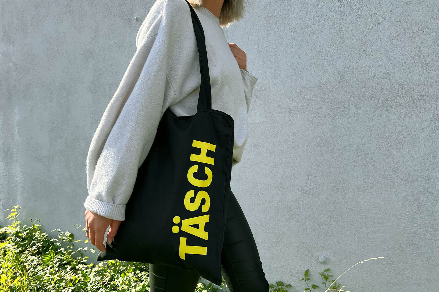 A woman is carrying the TÄSCH from our online shop.