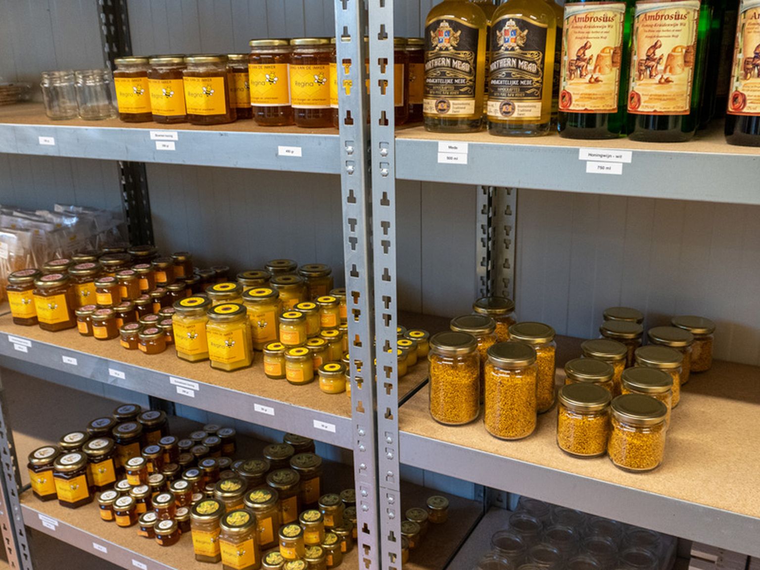 Schap met honing producten uit de honingwinkel