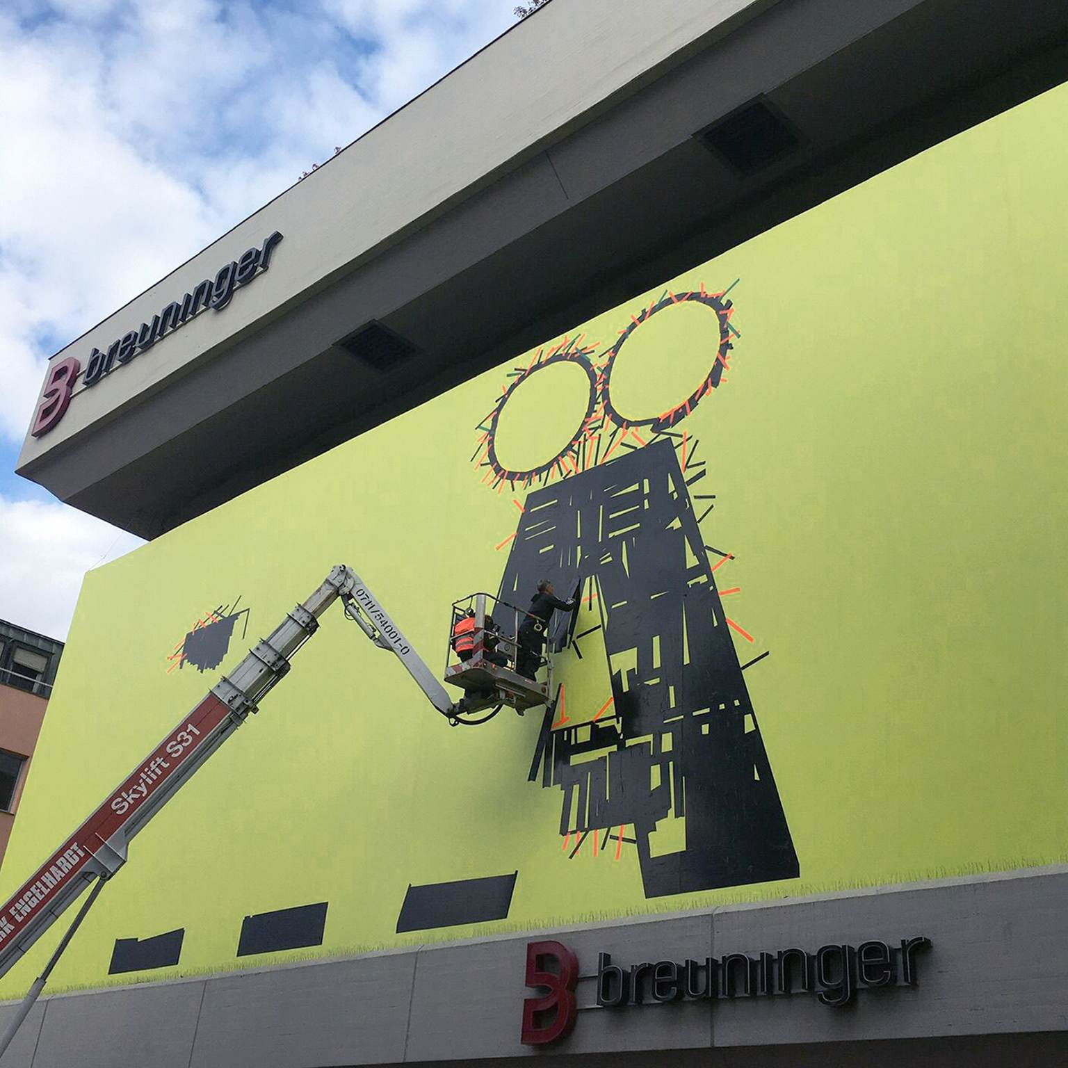 THE LÄND banner gets attached to the Breuninger shopping center.