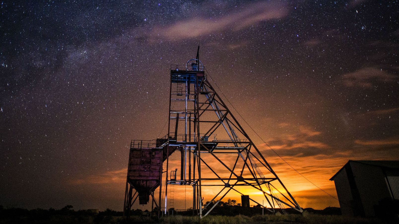 Gold-mine-in-Tennant-Creek-with-starry-night