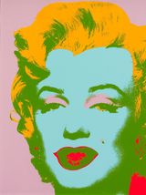 Pop-Art-Porträt einer Frau in leuchtenden Farben: gelbes Haar, blaues Gesicht, rote Lippen und grüne Akzente auf rosa Hintergrund.