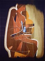 Abstraktes Kunstwerk mit sich überlappenden Formen in Erdtönen von Braun, Orange und Blau, durchzogen von dünnen weißen Linien auf einem strukturierten Hintergrund.