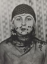 Schwarzweißporträt eine Frau mit einem Schleier vor dem Gesicht