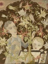Stickbild mit einer grauhaarigen Frau und einem kleinen blonden Jungen, dieser zeigt sein Malblatt und seinen Farbkasten den Betrachtenden. Über das Bild verteilt sind viele Blumen