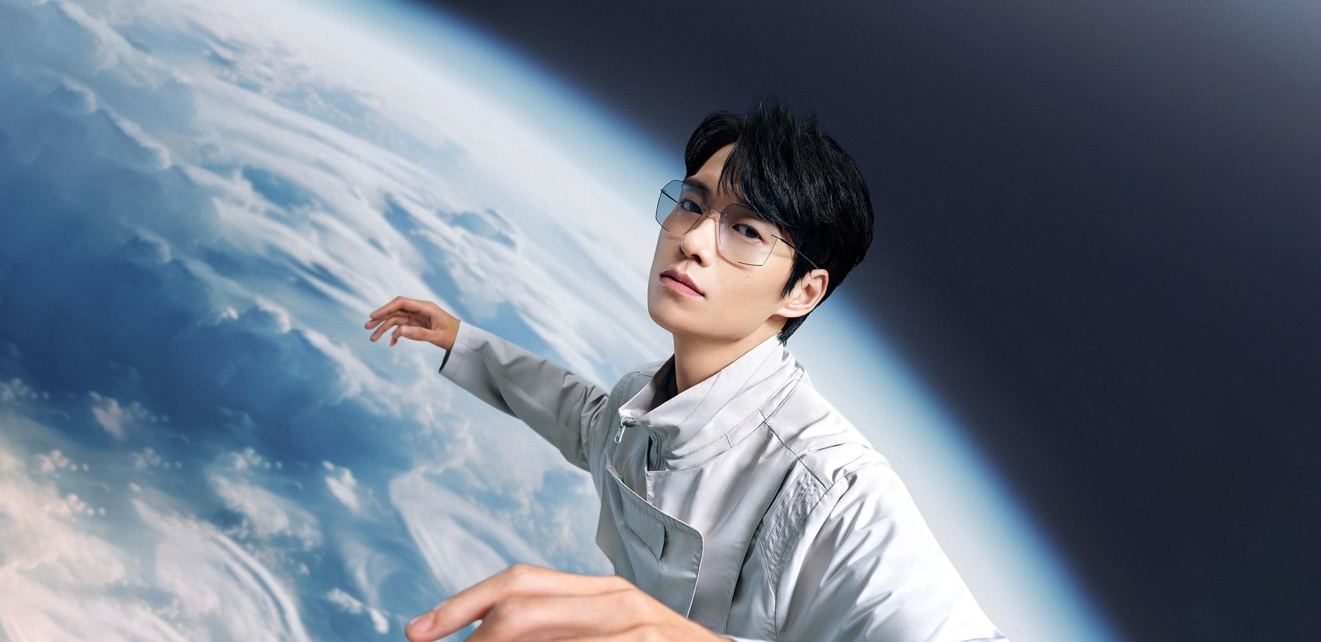 Wei Daxun schwebt im All und trägt eine Titan Minimal Art