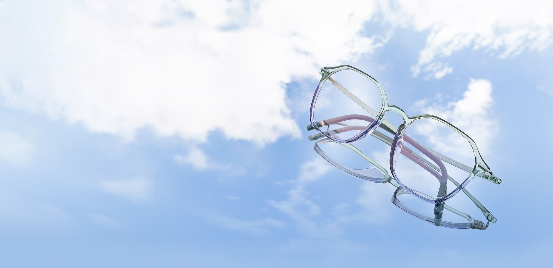 Lunettes cerclées flottant dans le ciel