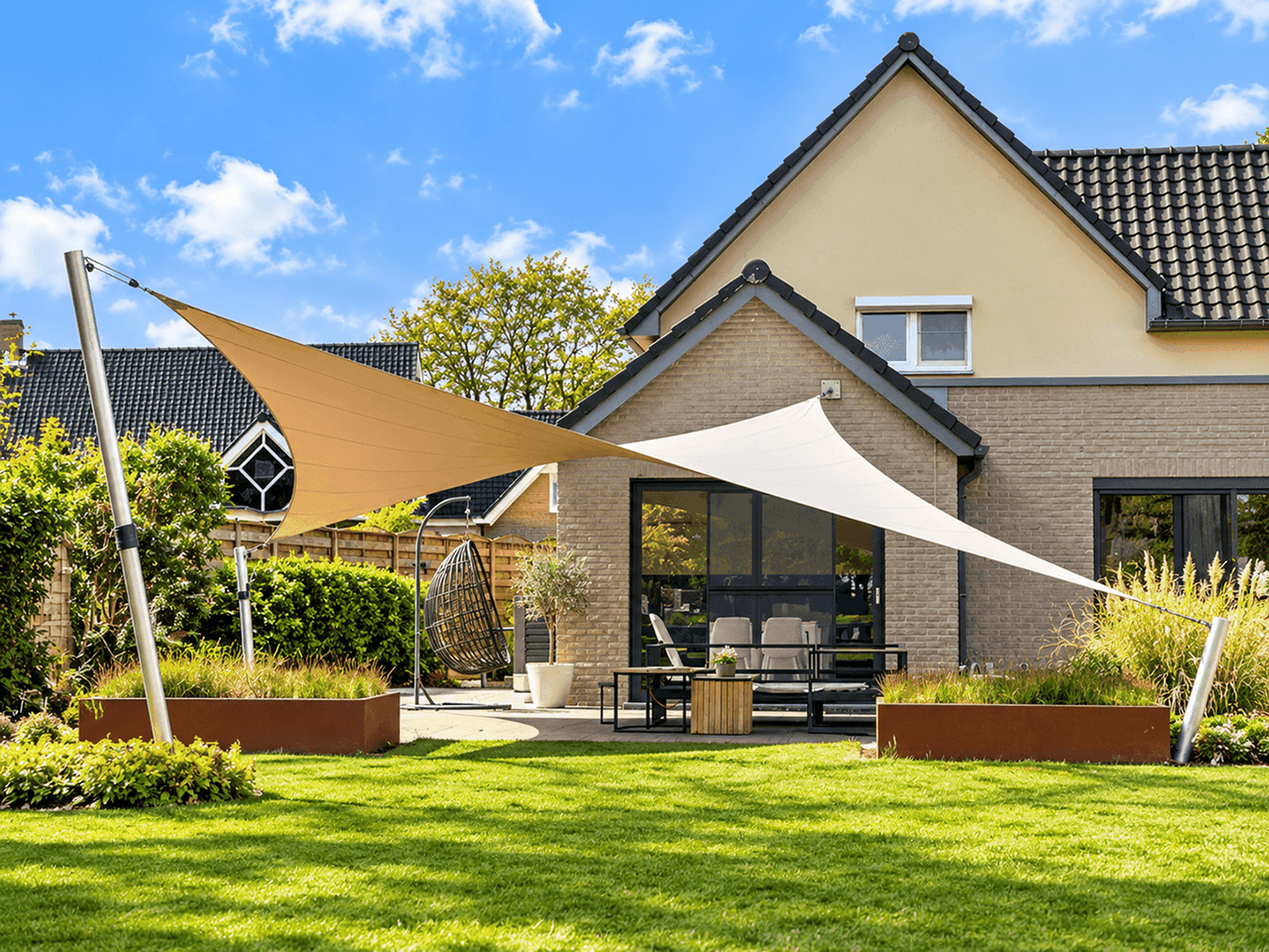Architectonische textieloverkapping van Mobuline met bruin en wit doek boven het terras van een vrijstaande woning, ontworpen als maatwerk schaduwoplossing.