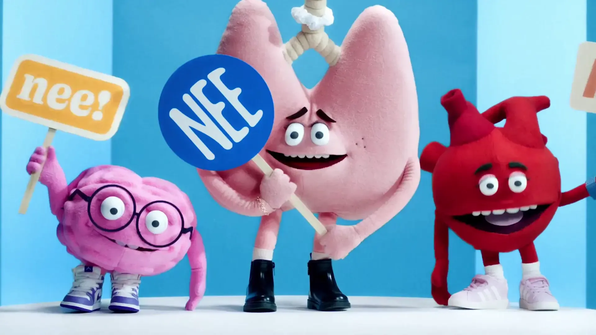 Brain, lung and heart puppet characters holding NEE signs, from the Dutch Ministry of Health anti-vaping campaign