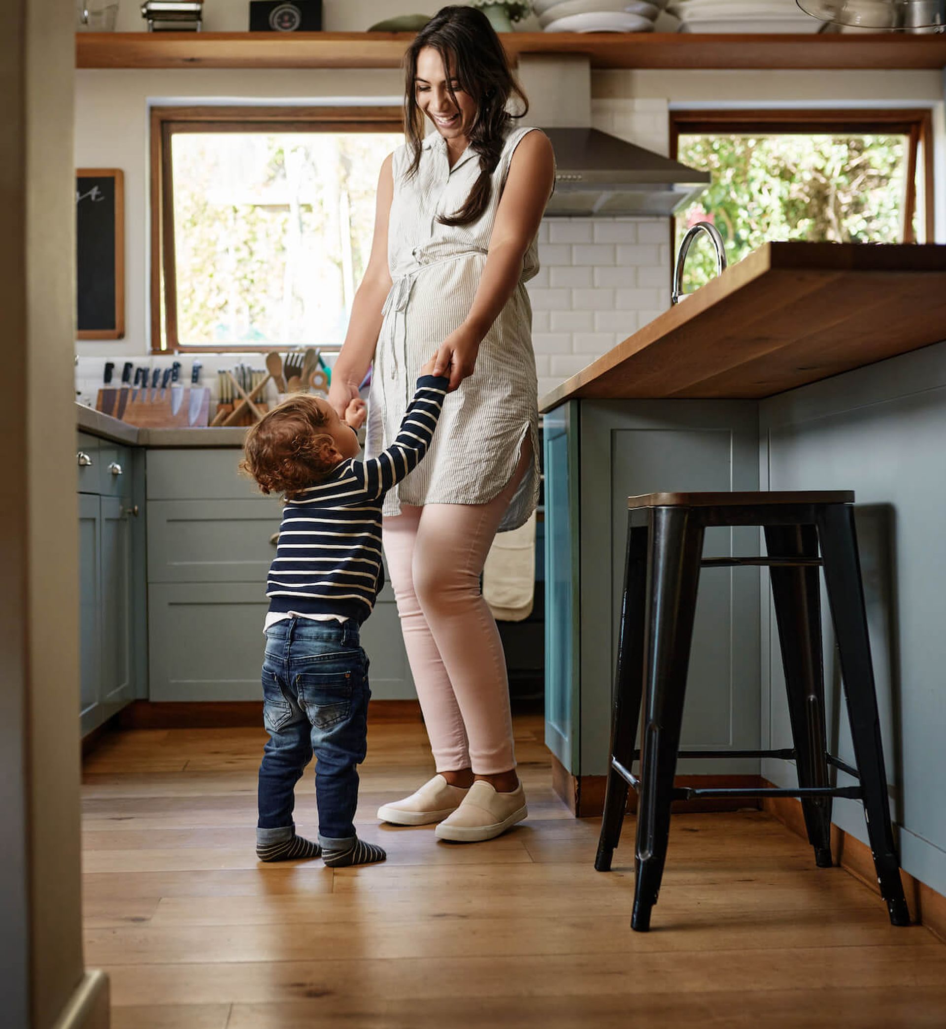 Une maman jouant avec son fils dans une cuisine