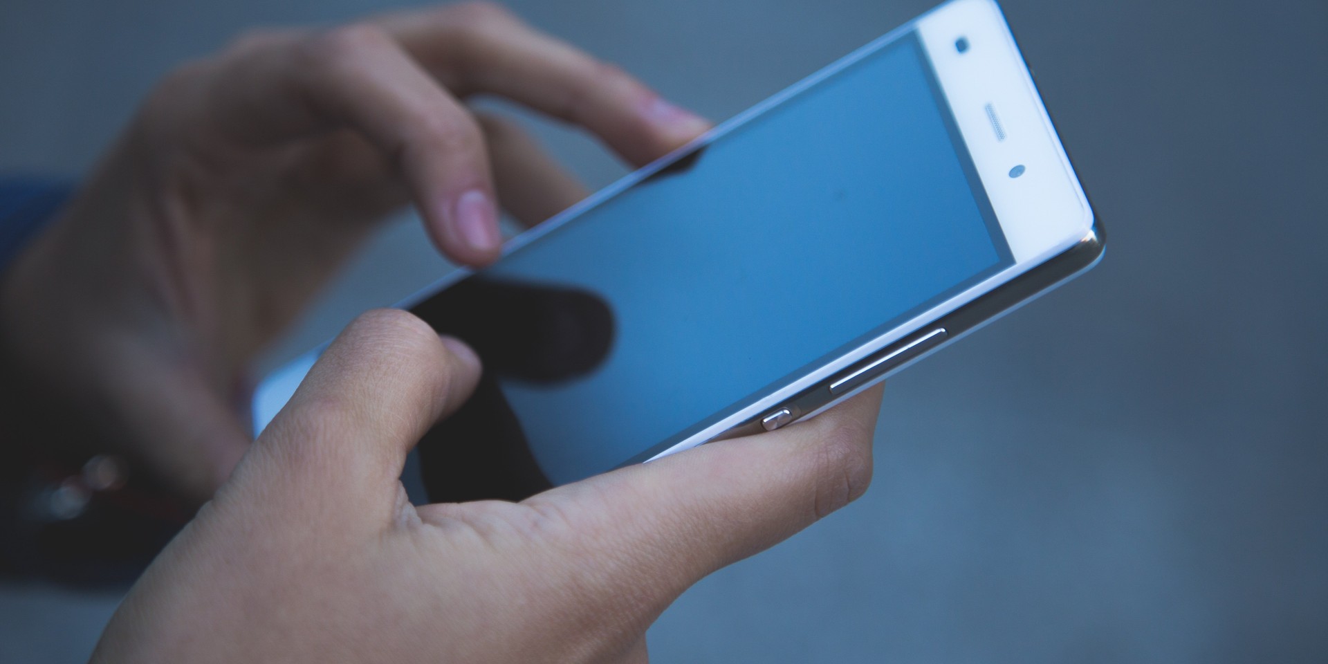 hand holding a phone