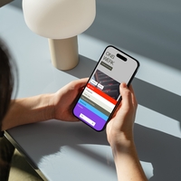 Persoon bekijkt de kleurrijke mobiele website van ZZDP op een smartphone.