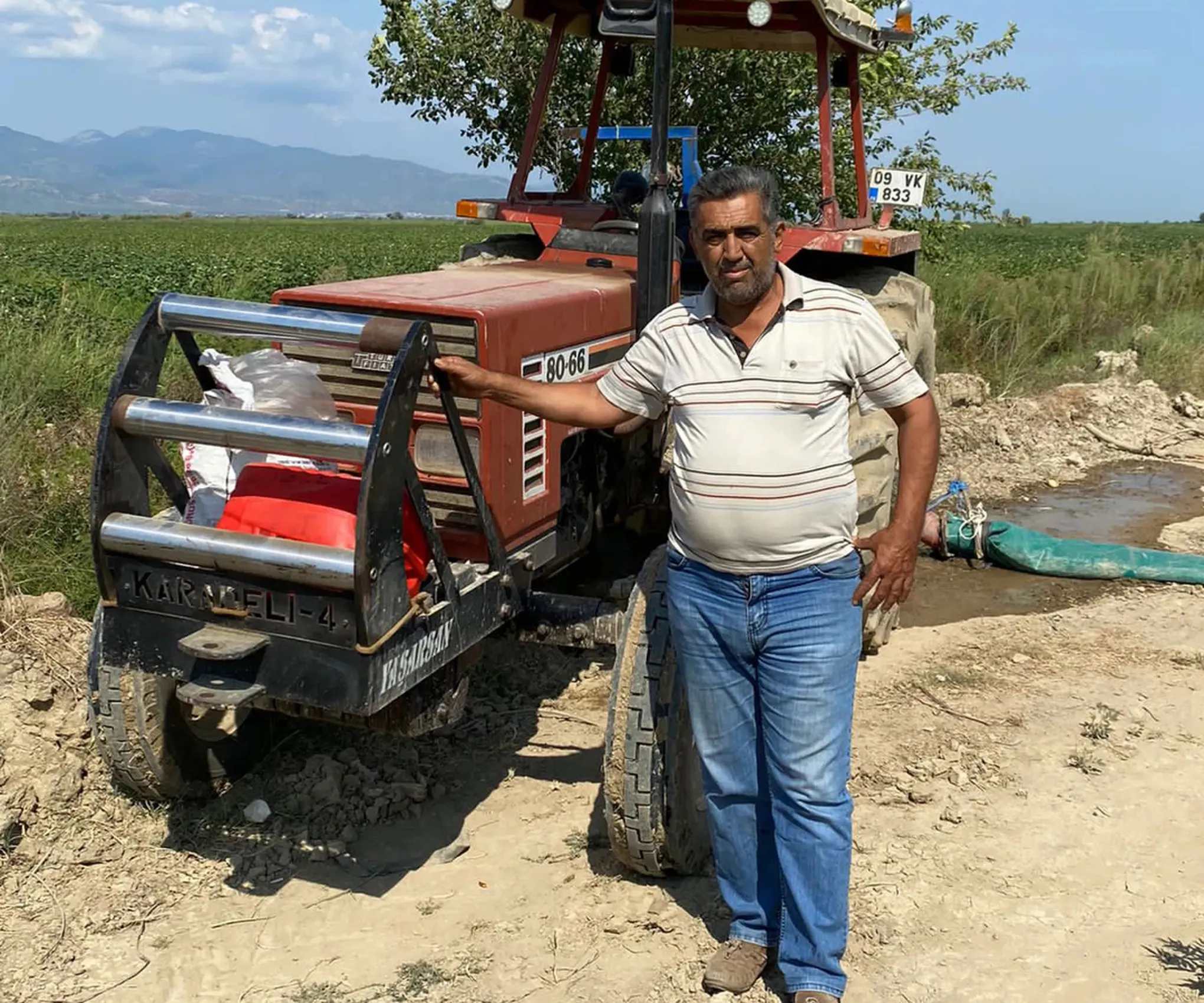 https://a.storyblok.com/f/180781/1080x900/059e764115/cotton_in_conversion_farmer.png