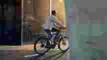 Man op e-bike D-burst van Sparta fietst achter muur langs